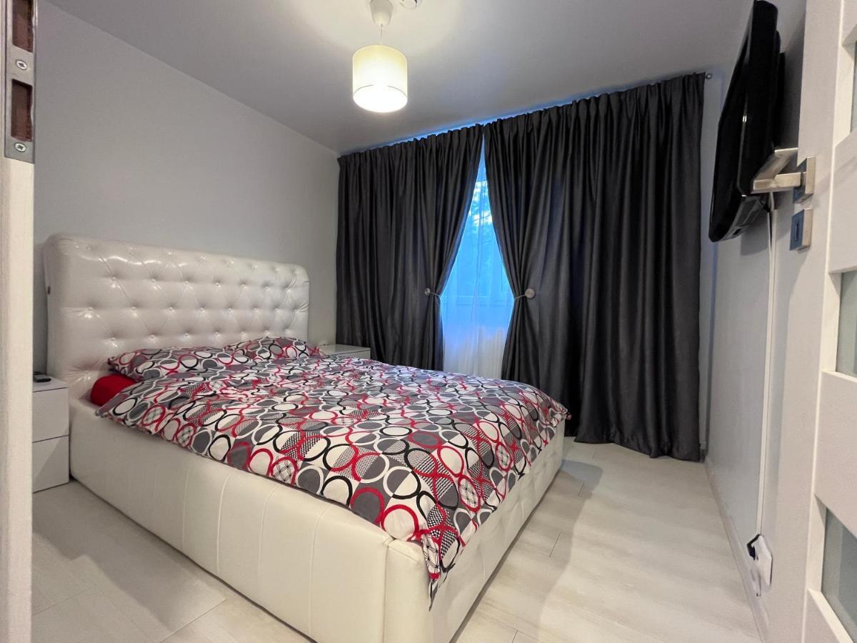 White & Elegant Luxury Apartament Apartamento Craiova Exterior foto